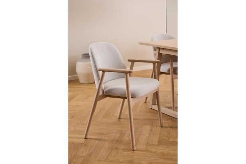 Reciclar Matstol i Bouclé med armstöd i ek trä - Beige - Products - Möbler - Fåtölj & stolar - Karmstol