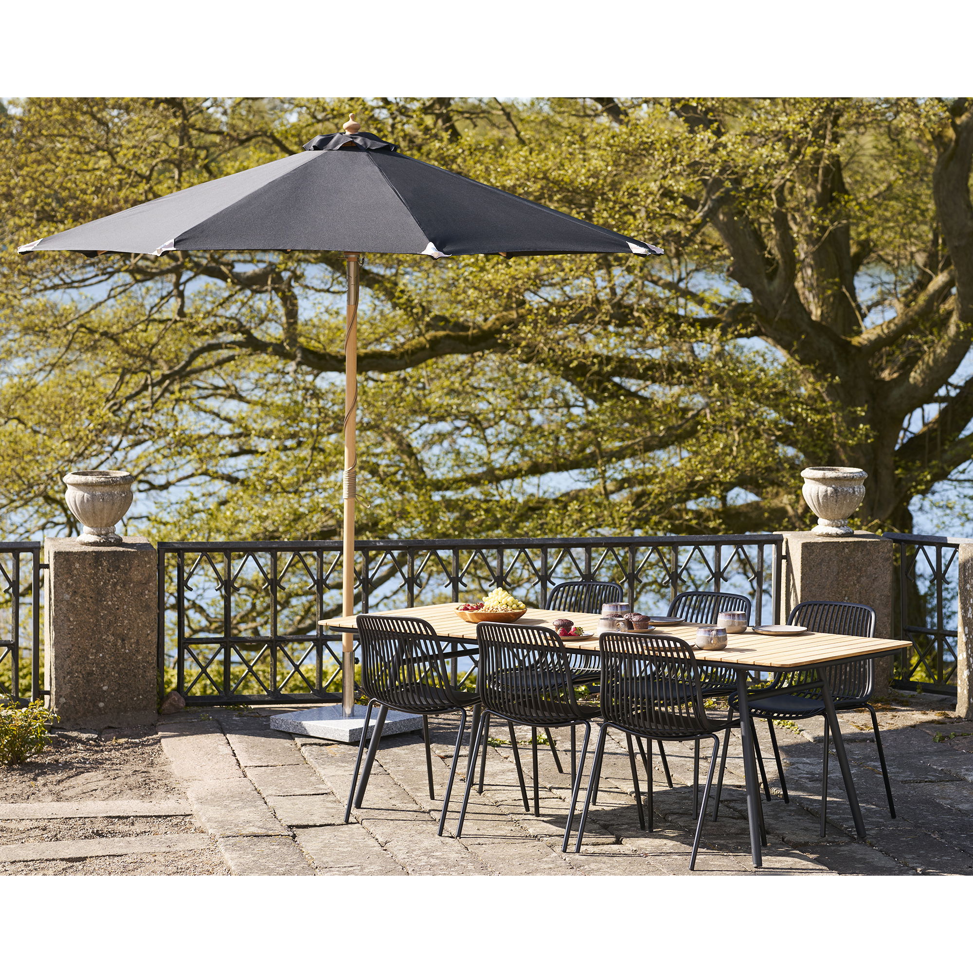 Austin parasoll Ø300 cm - Svart / Trä Austin parasoll Ø300 cm - Svart / Trä