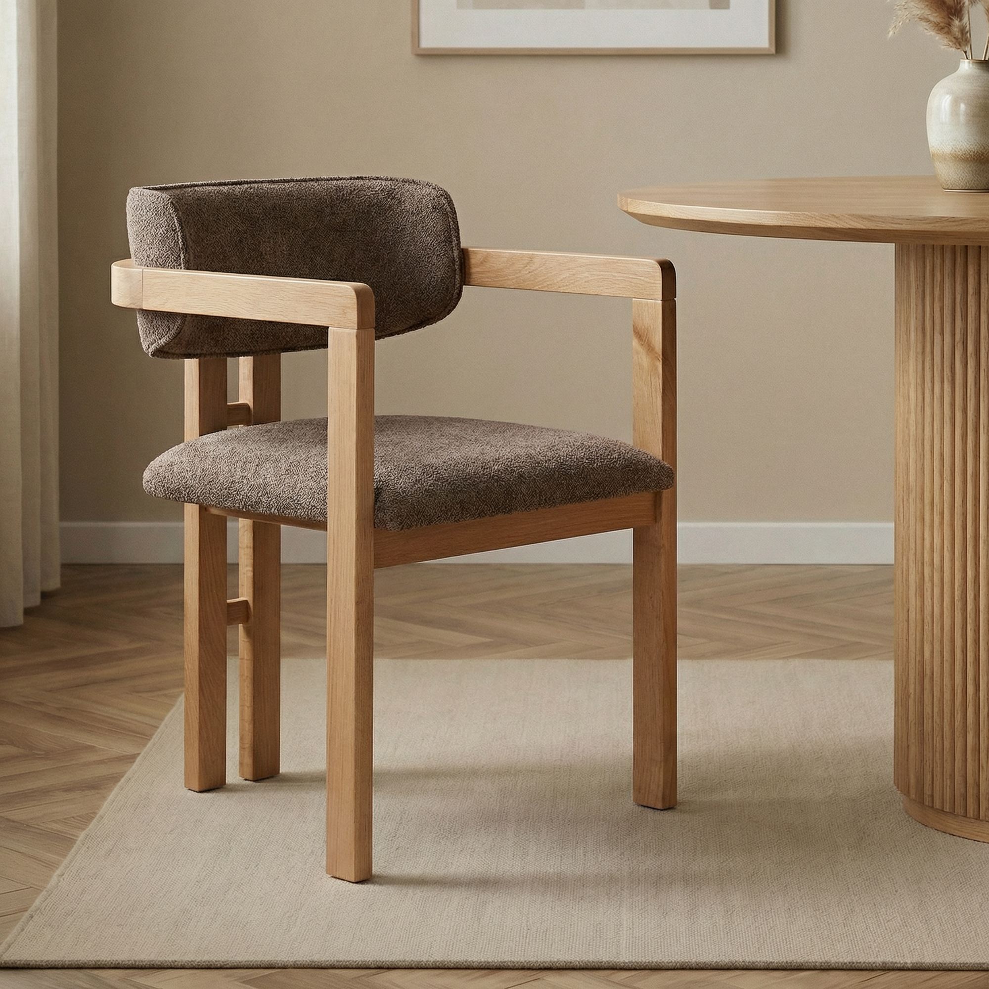 Karmstol Torpin i brun chenille och ek