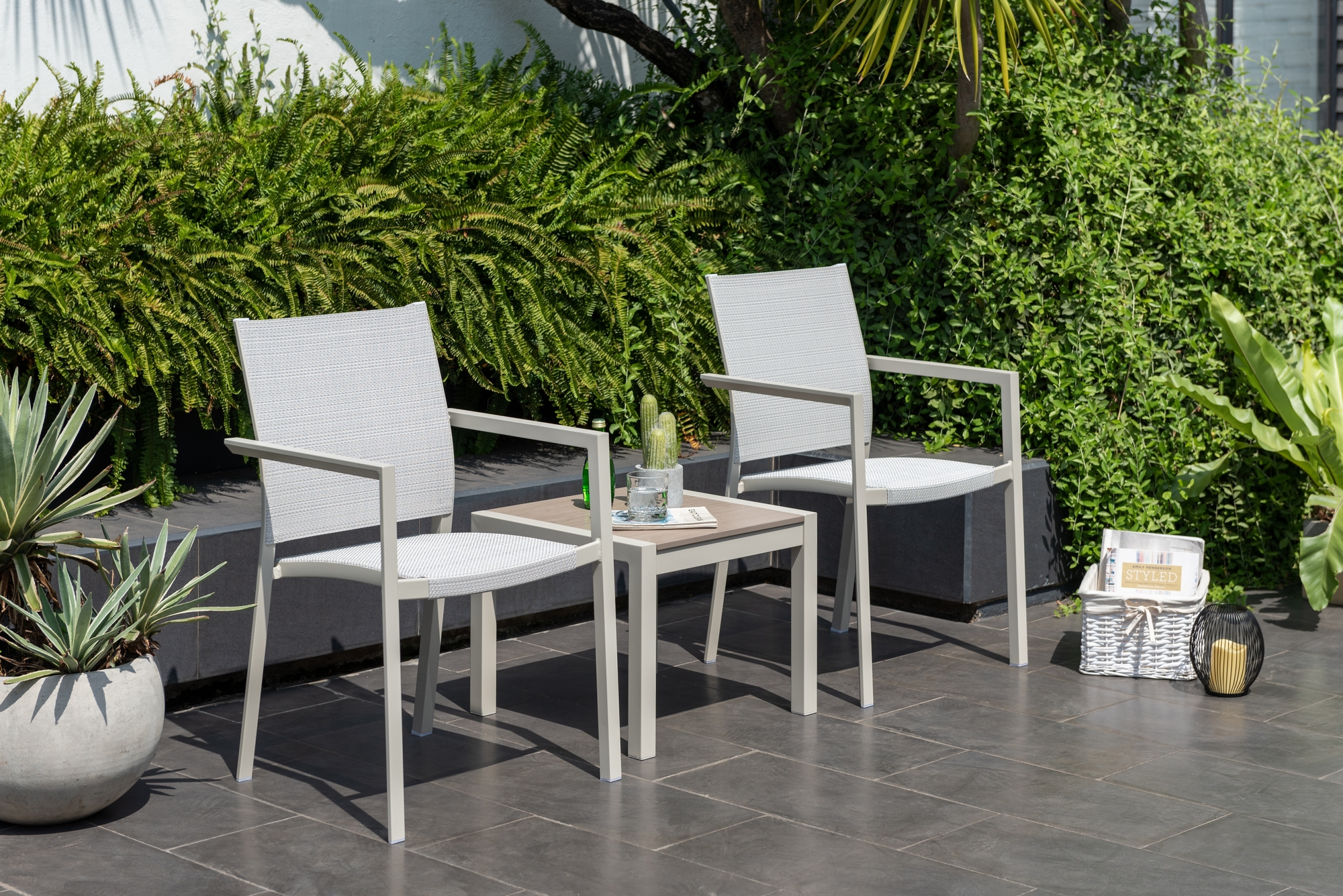 Urbanite caf�groep met tafel 51 x 51 cm en 2 stapelbare eetkamerstoelen - Beige