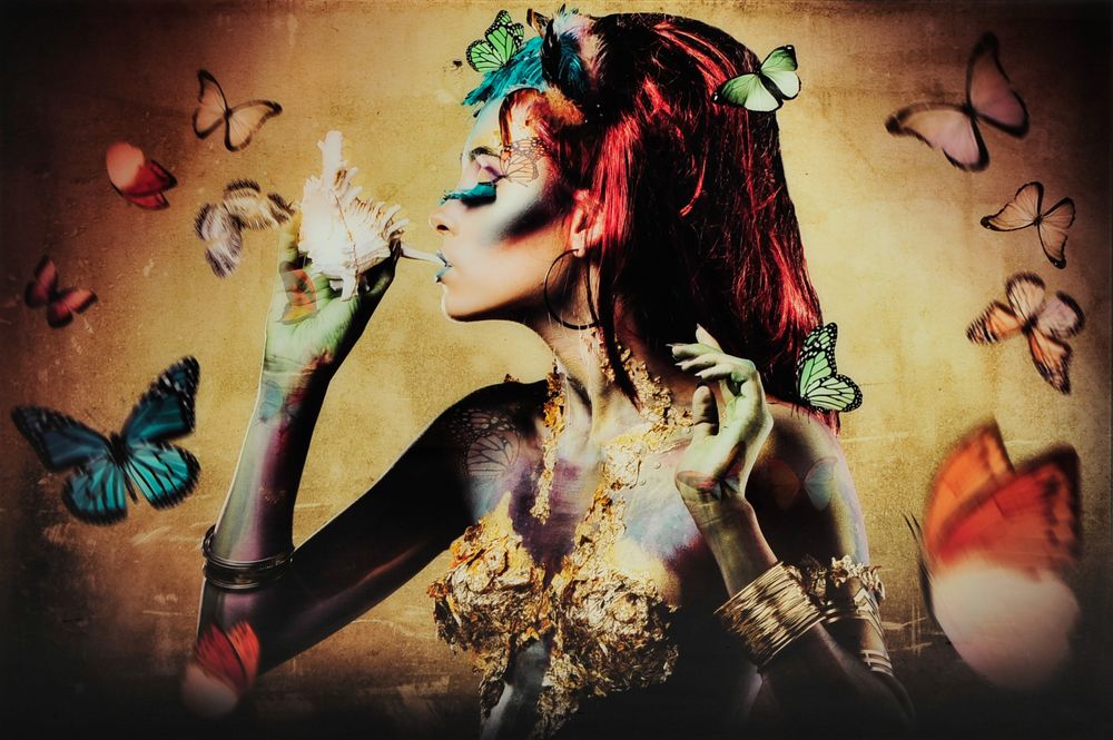 Glastavla - Woman with butterflies, yellow - 120x80 cm Glastavla - Woman with butterflies, yellow - 120x80 cm