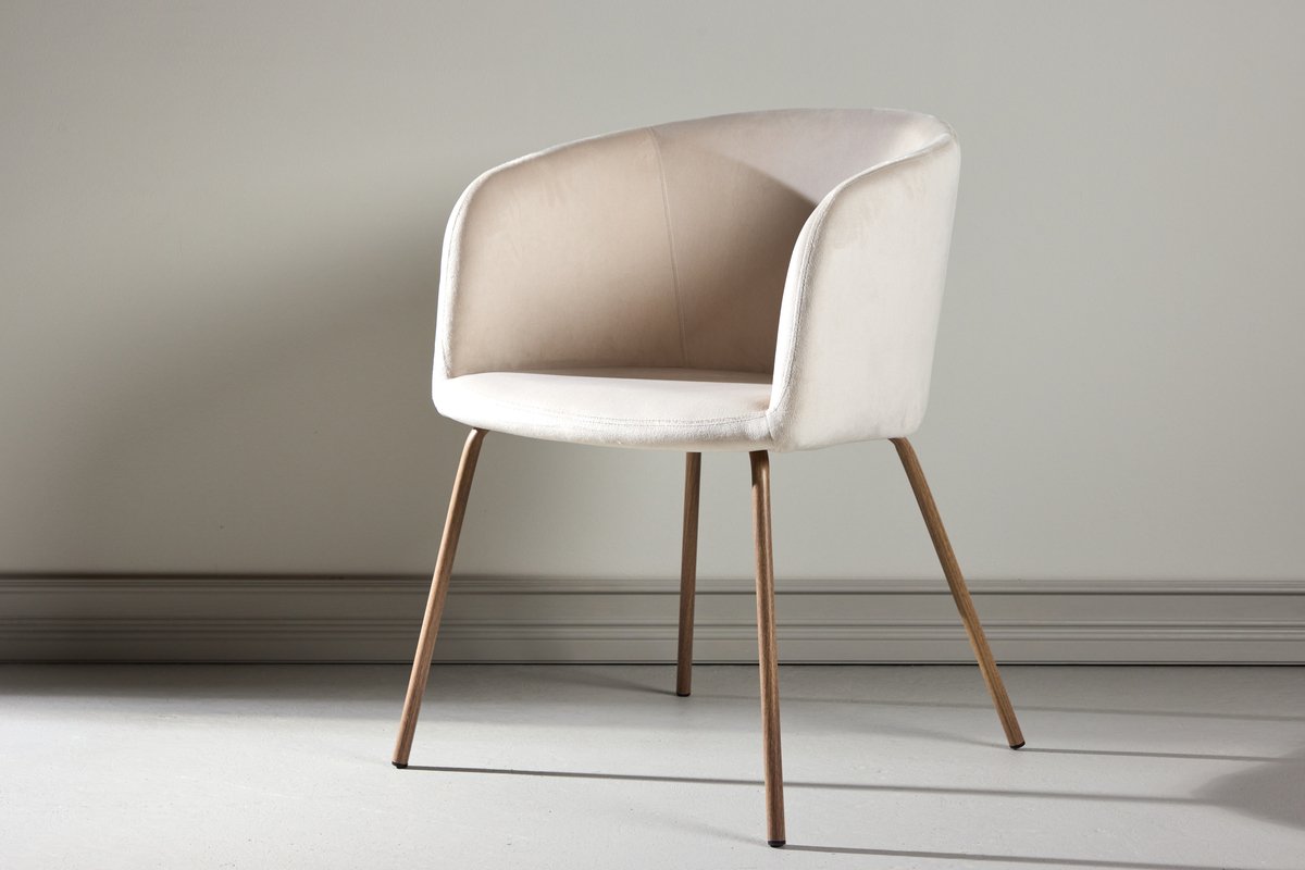 Matstol Berit i beige sammet - valnöt stålben Matstol Berit i beige sammet - valnöt stålben