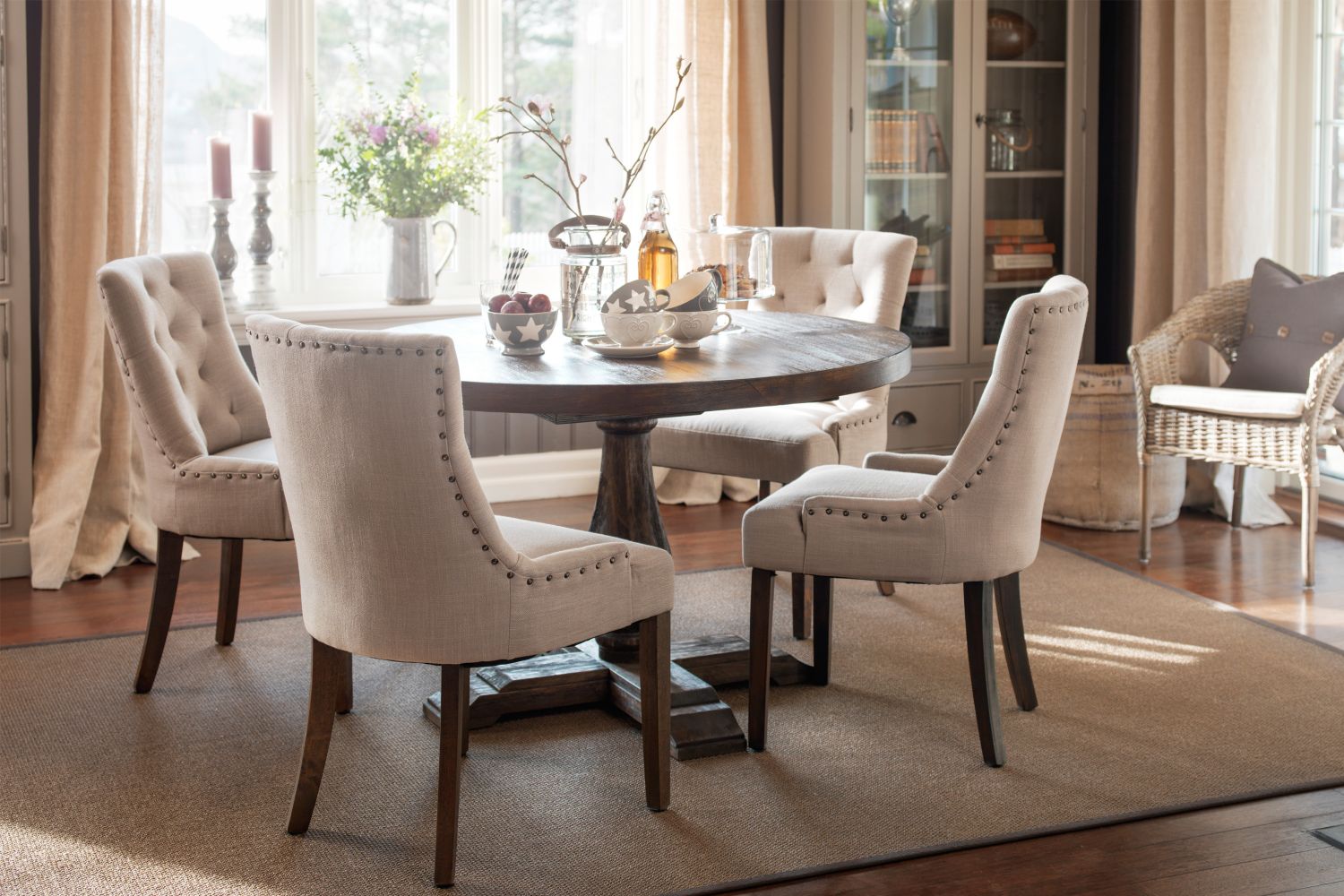 Eetgroep: Ronde eettafel Lamier + 4 beige Tuva stoelen