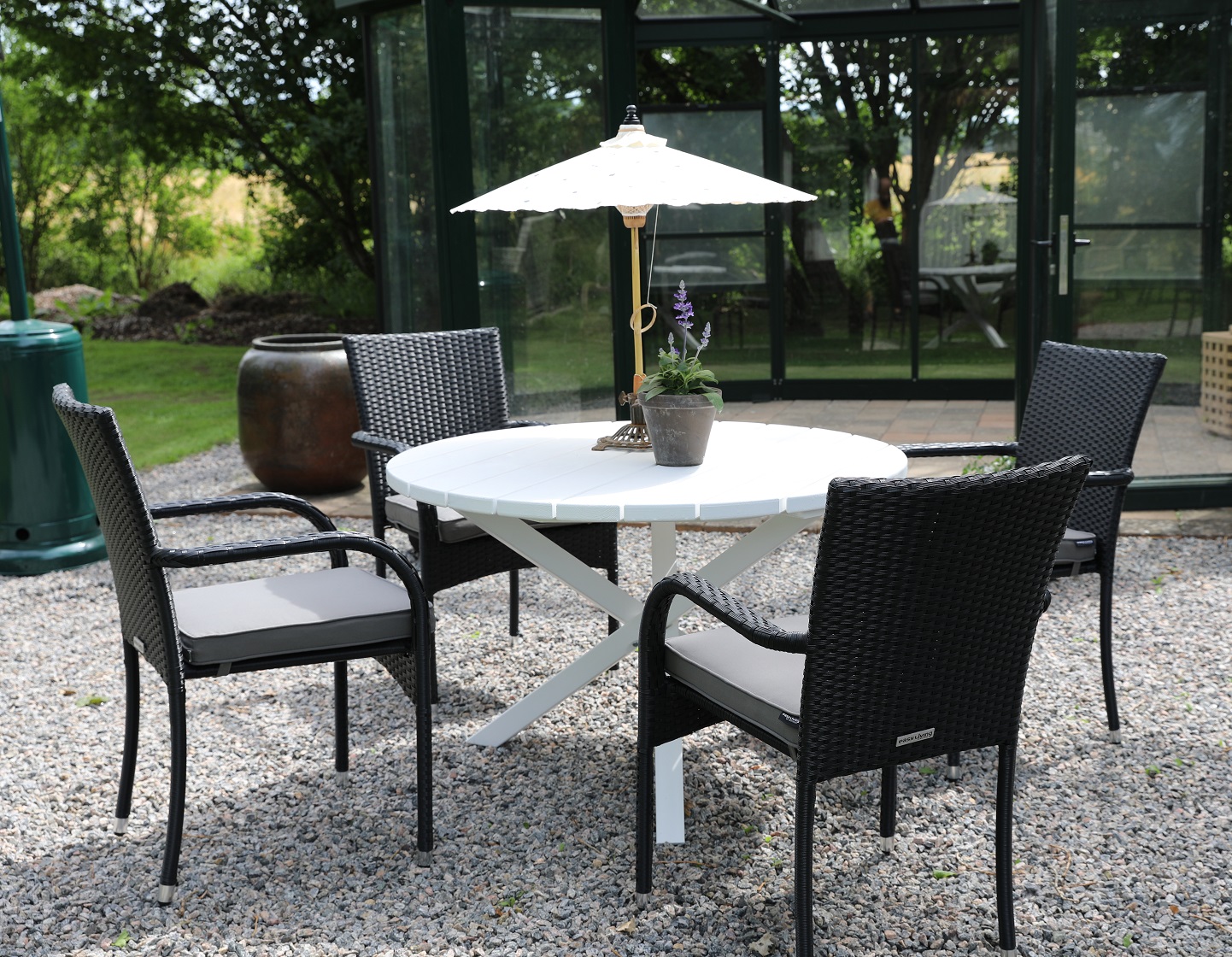 Scottsdale utematgrupp runt bord med 4 st Orissa karmstolar - Svart/gr�/vit