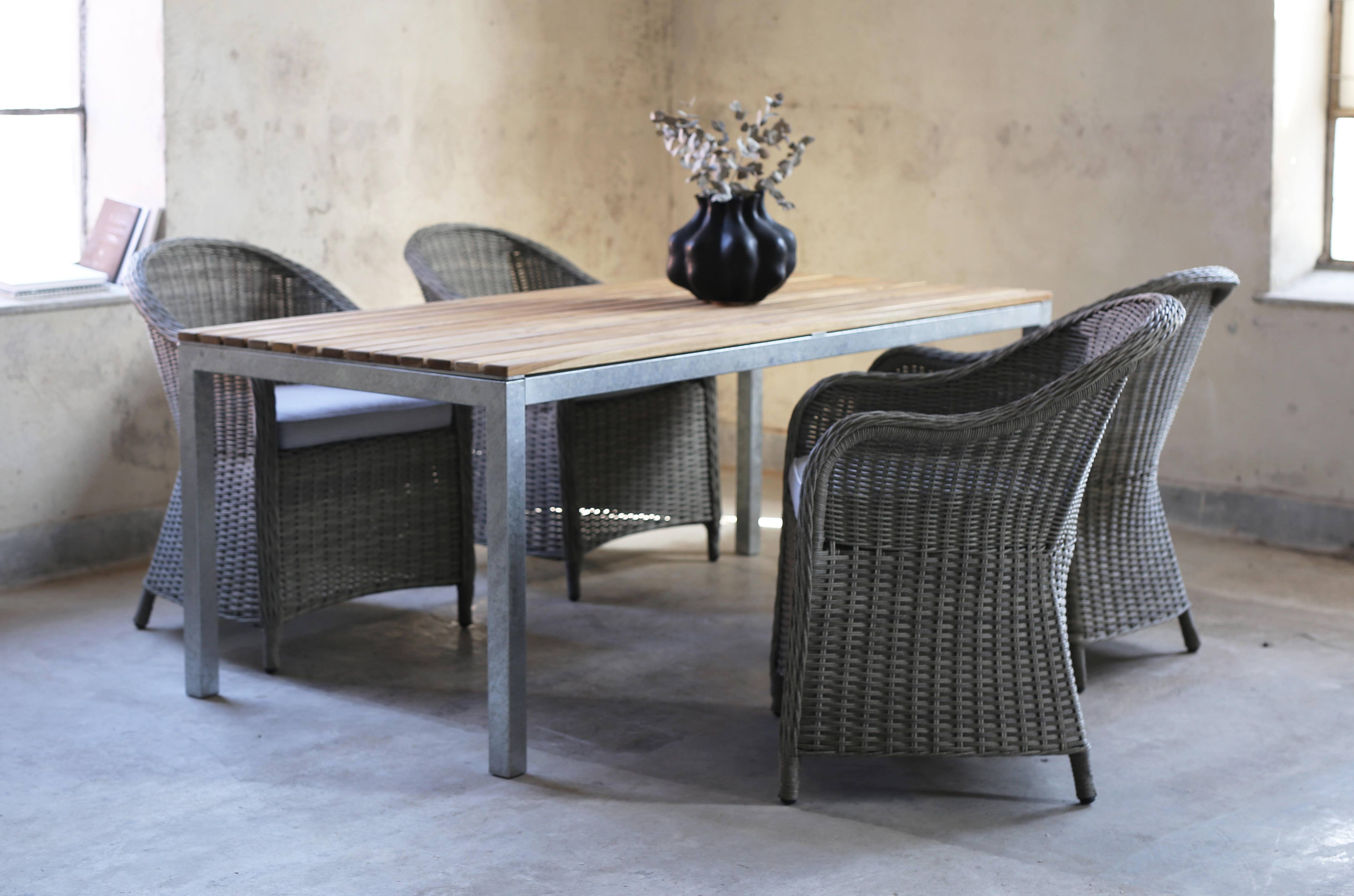 Matgrupp Alva: Matbord i teak / Galvaniserat stål med 4 st Mercury fåtöljer i grå konstrotting Matgrupp Alva: Matbord i teak / Galvaniserat stål med 4 st Mercury fåtöljer i grå konstrotting