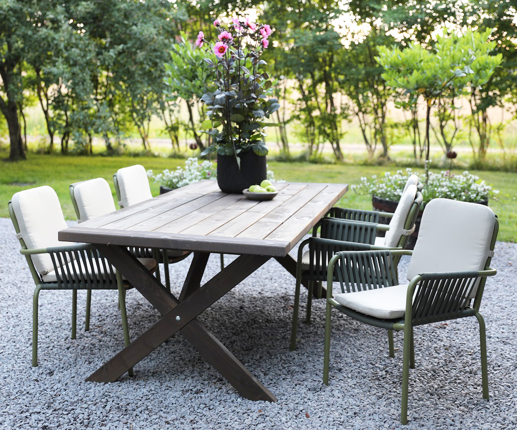 Brisbane tuinset; bruin gebeitste tafel 220 cm inclusief 6 stapelbare Lincoln fauteuils groen/beige Brisbane tuinset; bruin gebeitste tafel 220 cm inclusief 6 stapelbare Lincoln fauteuils groen/beige