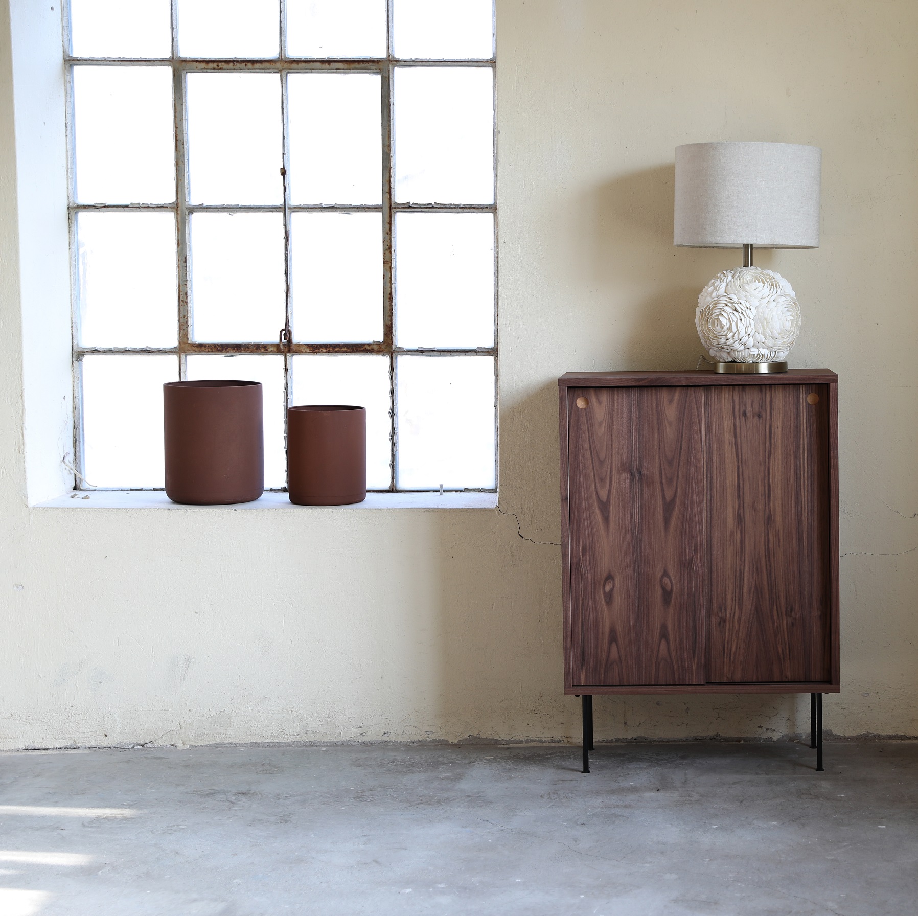 Volumekast in notenhout met schuifdeuren