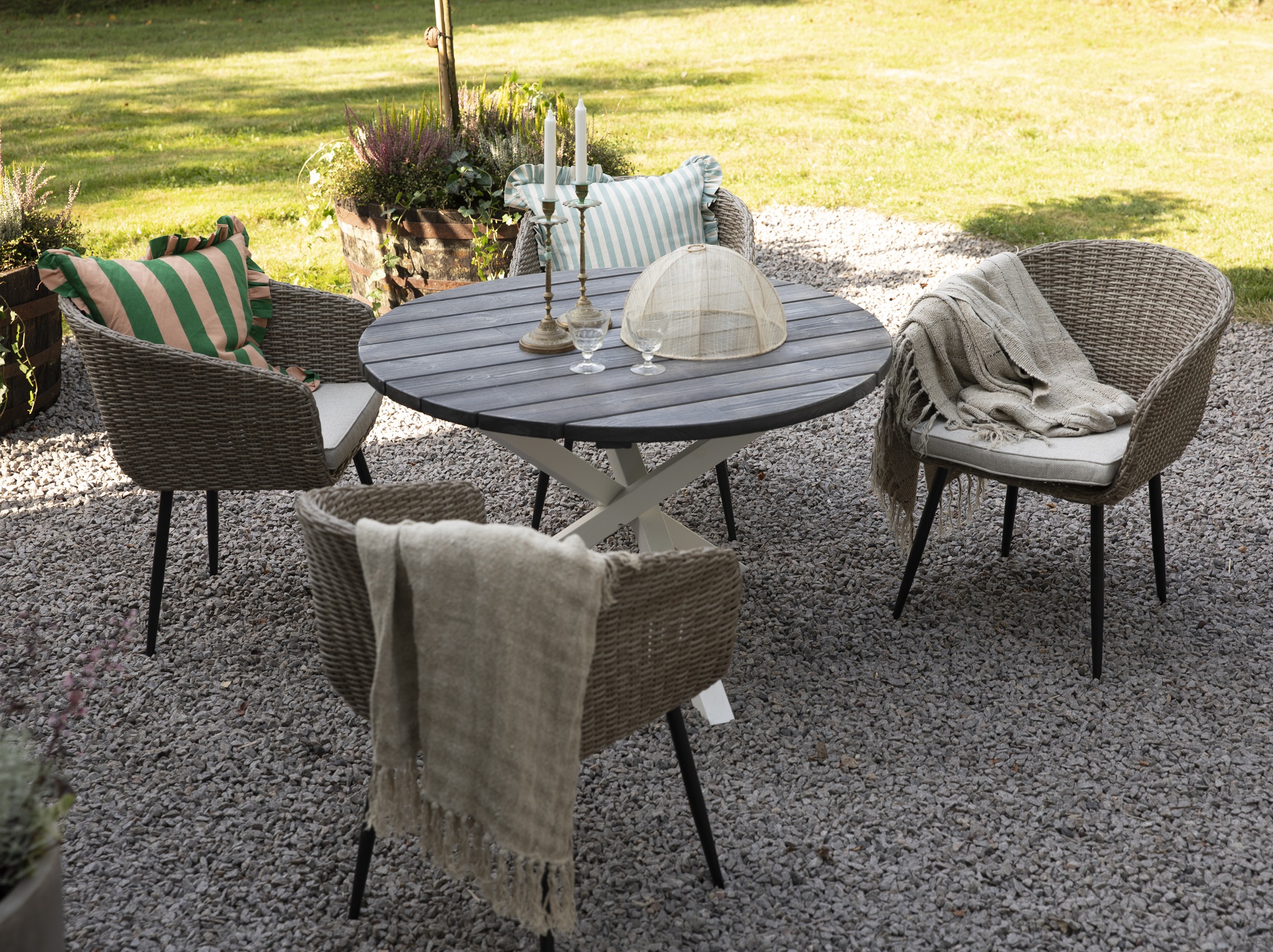 Matgrupp Aster: Runt bord Ø112 cm med 4 st karmstolar Matgrupp Aster: Runt bord Ø112 cm med 4 st karmstolar