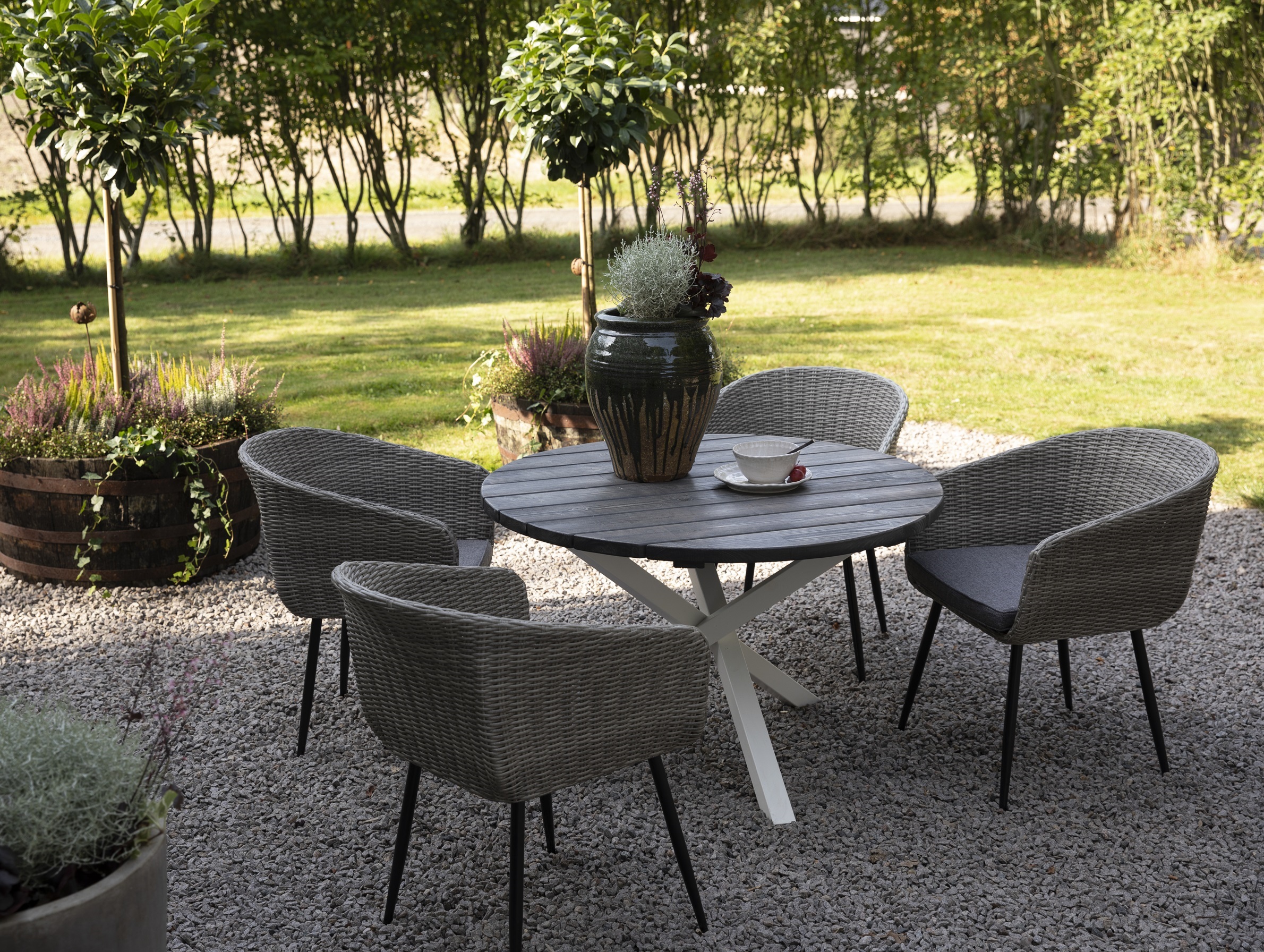 Utegrupp Aster: Scottsdale runt gr�/vit matbord �112 cm inklusive 4 st Aster karmstolar i gr� konstrotting