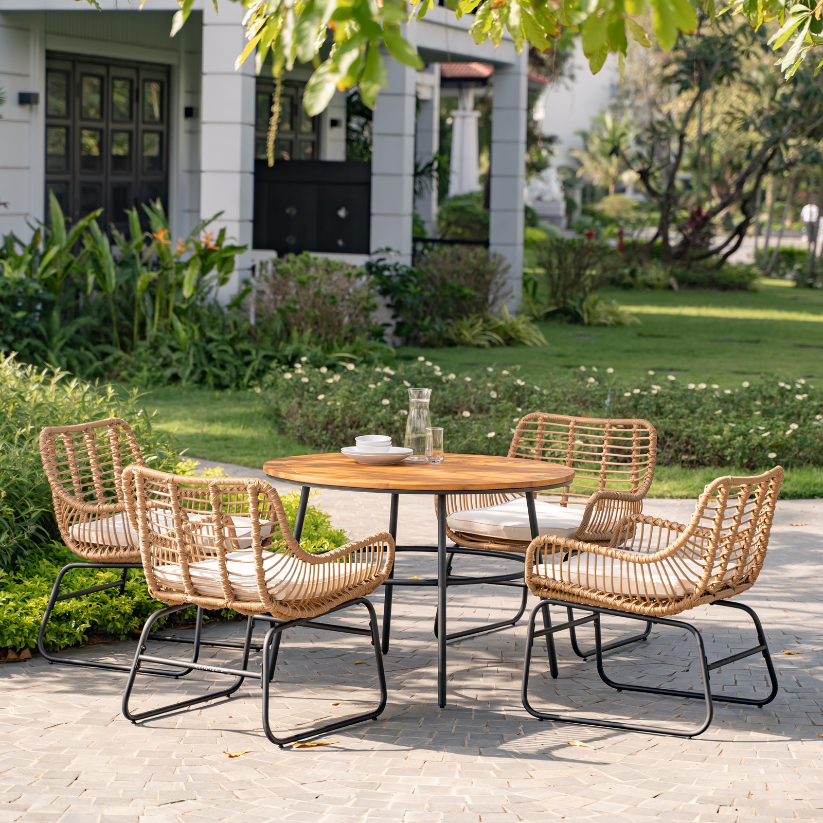 Sommar Utegrupp i konstrotting - Matgrupp med fyra karmstolar och bord