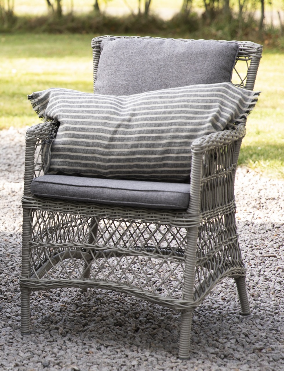 Utematstol i grå rotting med dyna Utematstol i grå rotting med dyna