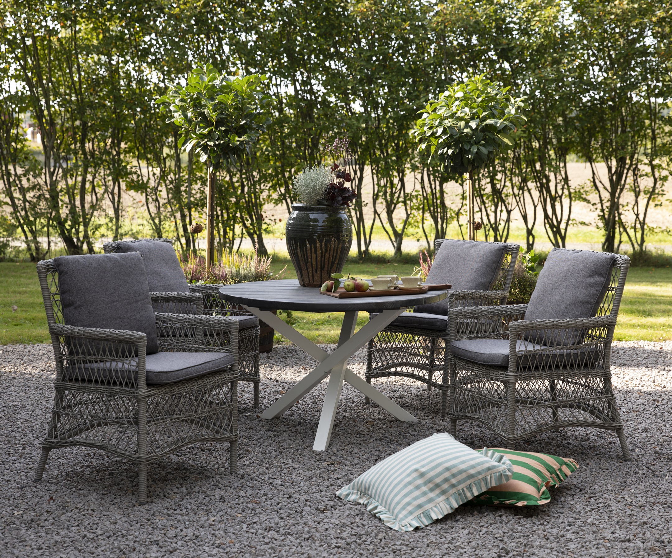 Utematstol i grå rotting med dyna Utematstol i grå rotting med dyna