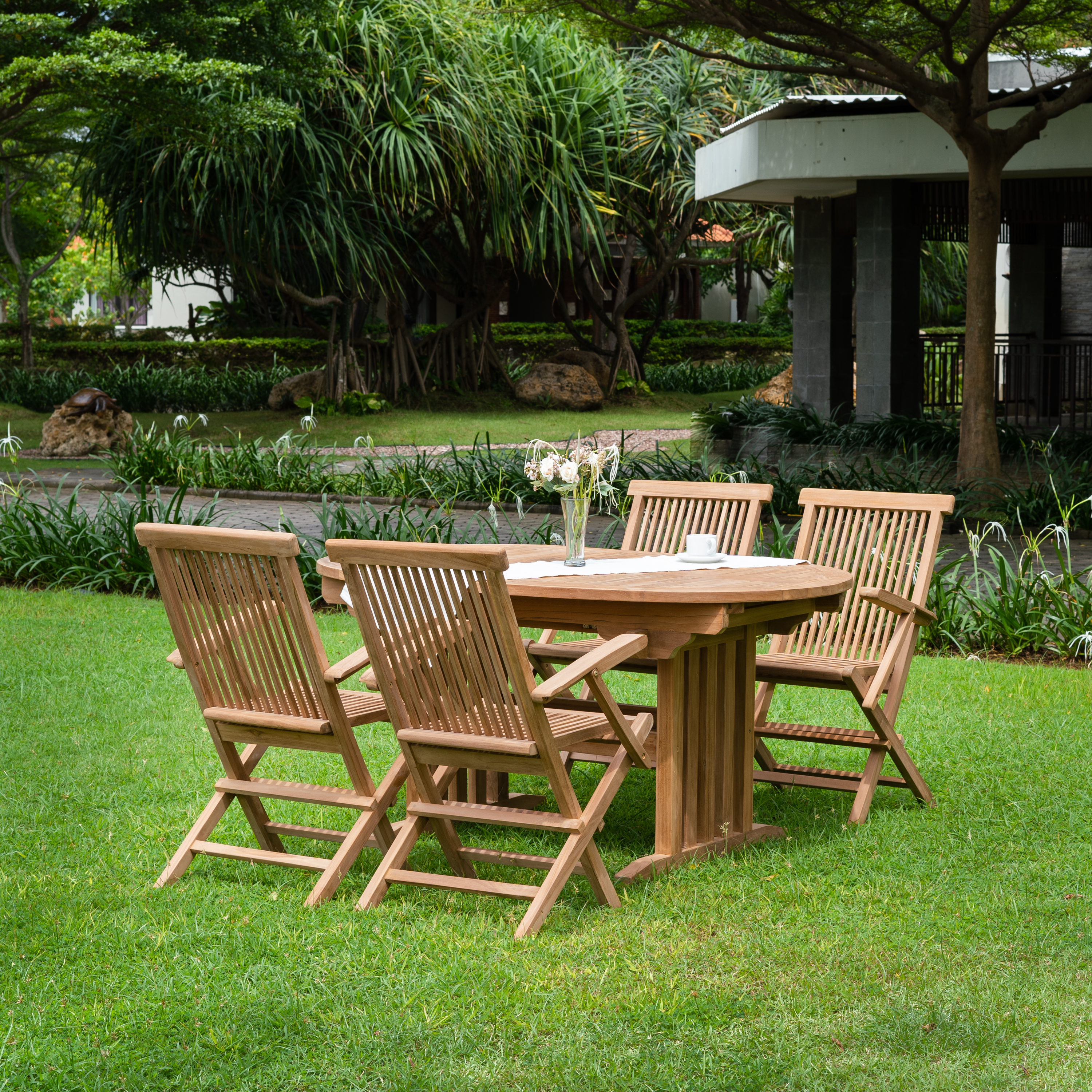 Salt� utegrupp; matbord med 4 stycken karmstolar