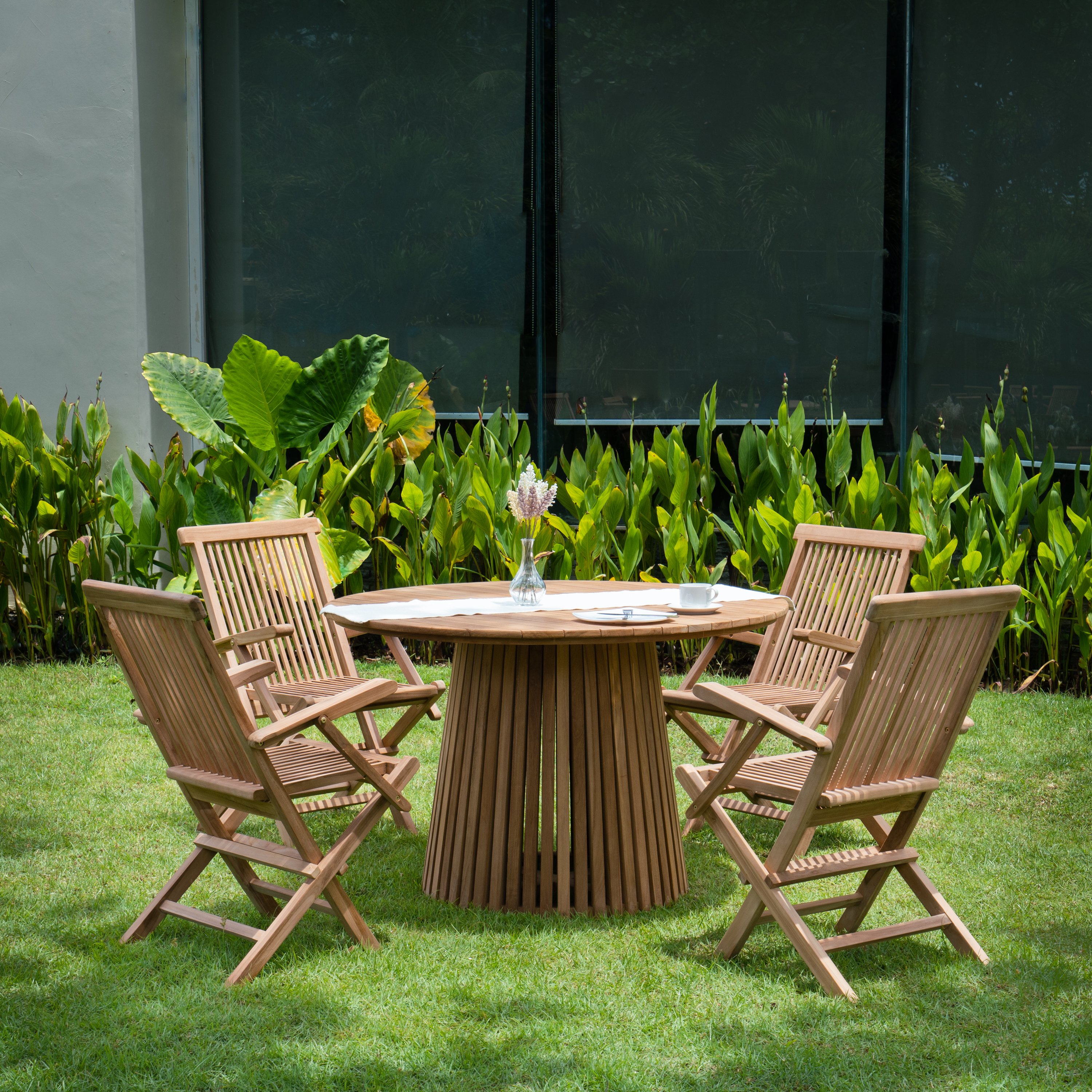 Utegrupp i teak: runt bord med 4 st karmstolar - Saltö Utegrupp i teak: runt bord med 4 st karmstolar - Saltö