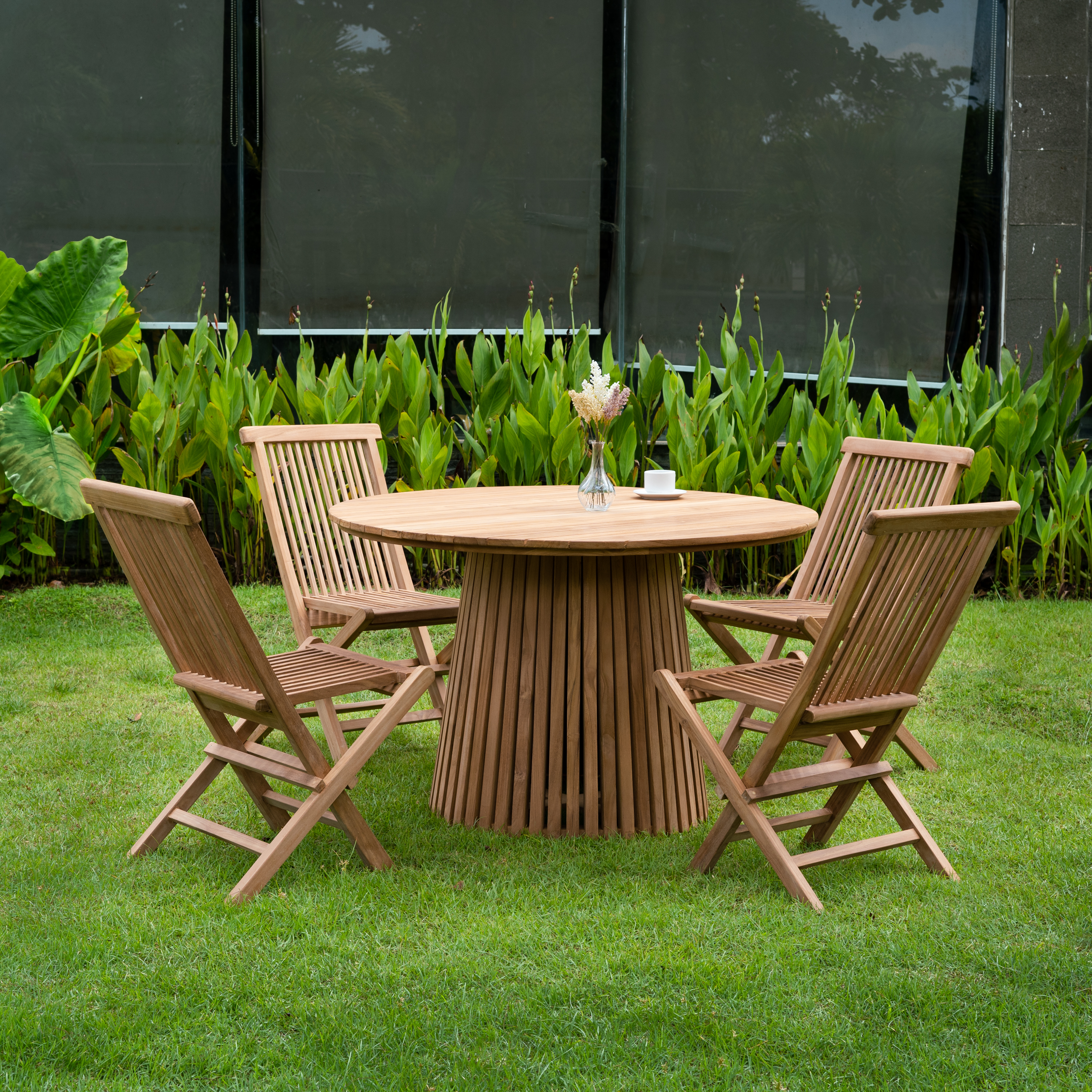 Utegrupp i teak; runt bord med 4 st stolar - Saltö Utegrupp i teak; runt bord med 4 st stolar - Saltö