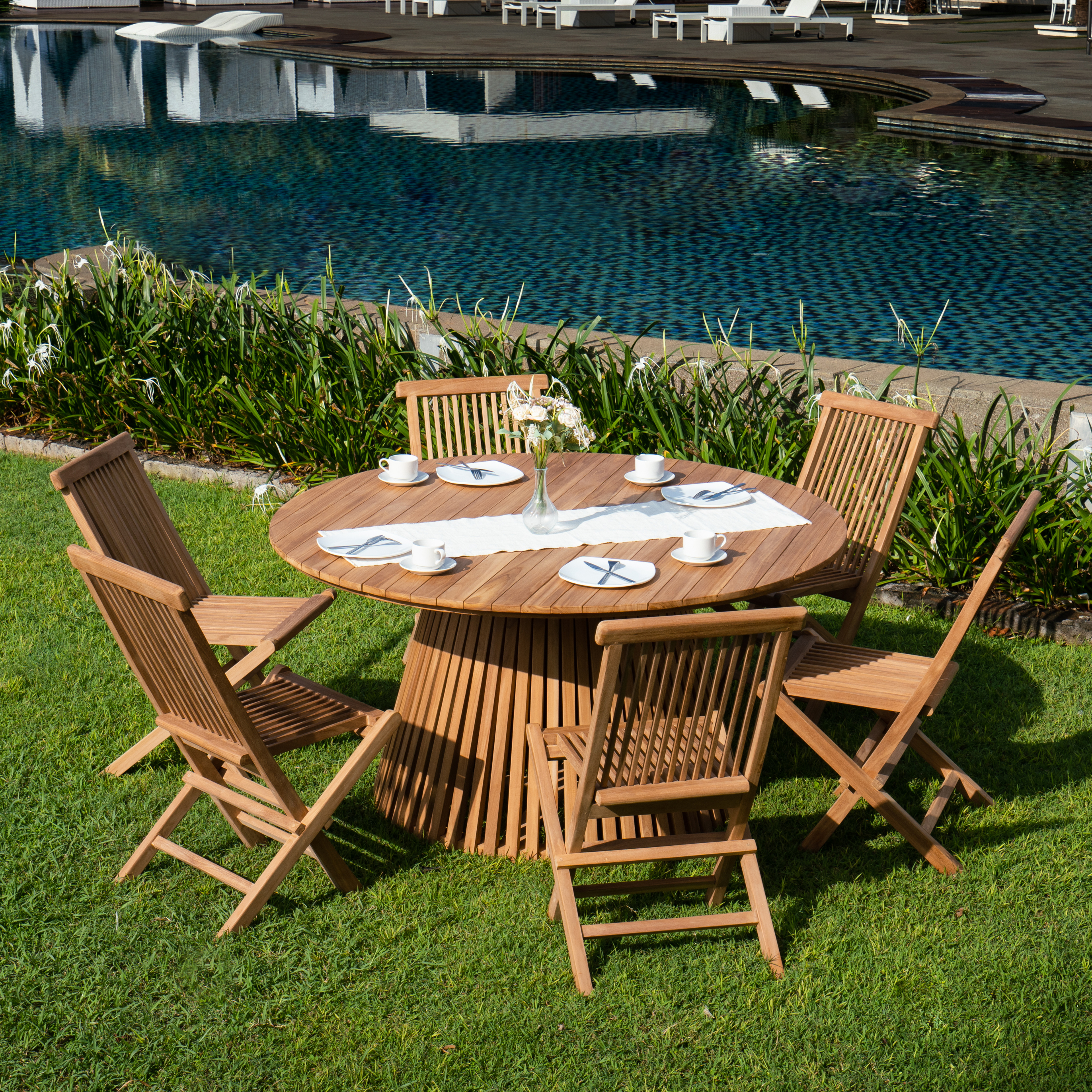 Saltö utematgrupp runt Ø150 cm bord med 6 st matstolar - Teak Saltö utematgrupp runt Ø150 cm bord med 6 st matstolar - Teak