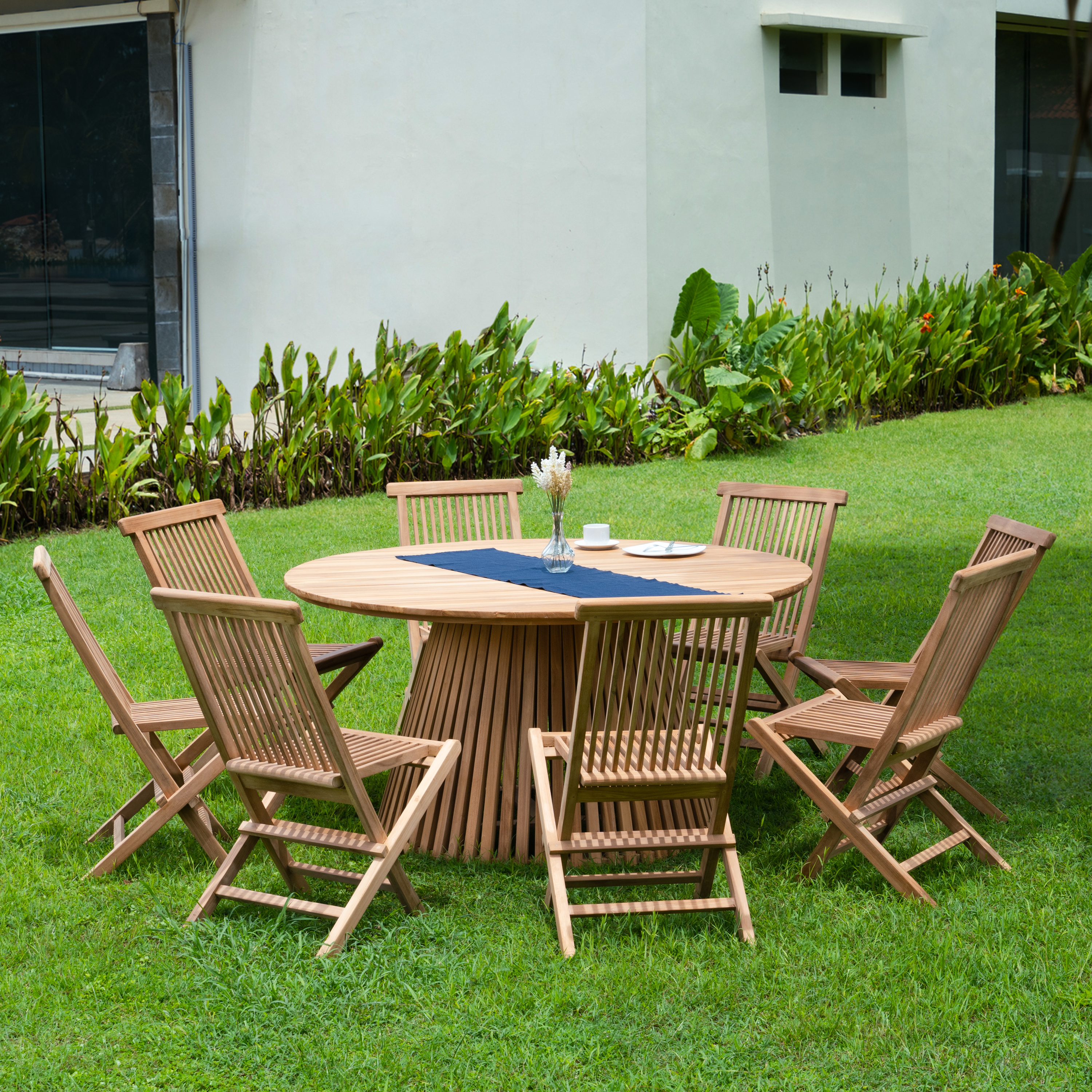 Salt� utegrupp i teak: runt teakbord med 8 st teakstolar