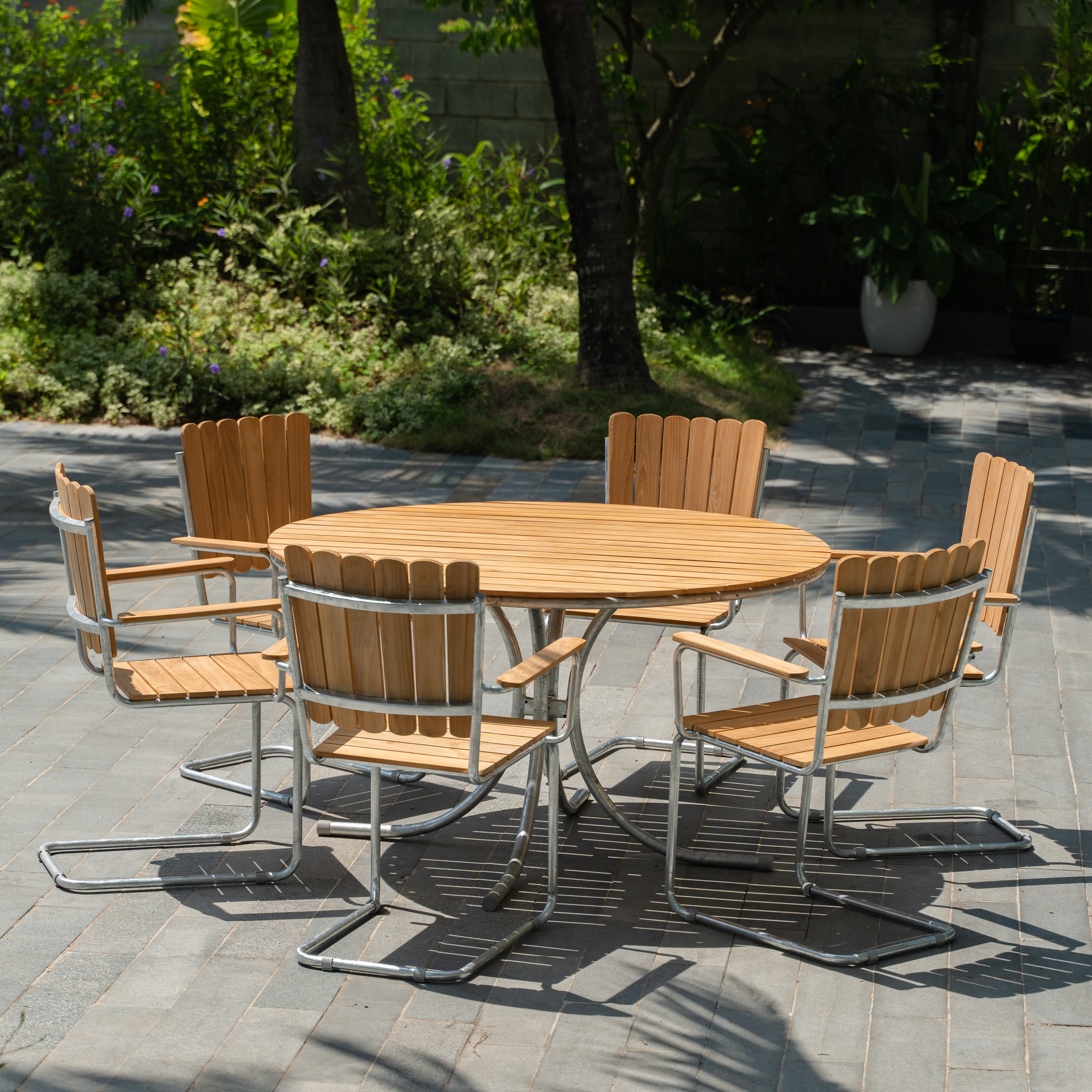 Möllan utegrupp i teak: 6 st karmstolar med matbord Ø130 cm Möllan utegrupp i teak: 6 st karmstolar med matbord Ø130 cm