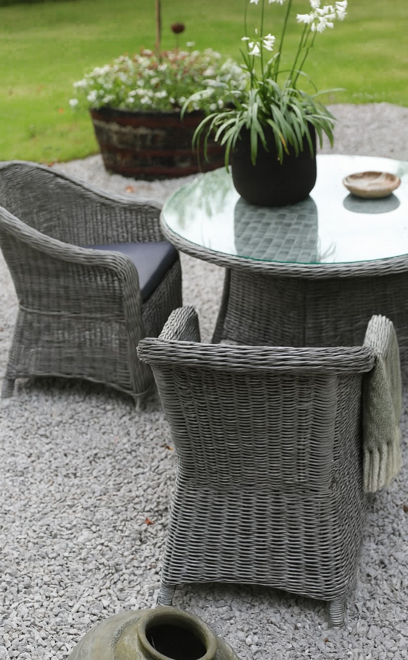 Jacksonville utematgrupp; 110 cm runt bord inkl 4 st Mercury fåtöljer grå konstrotting Jacksonville utematgrupp; 110 cm runt bord inkl 4 st Mercury fåtöljer grå konstrotting