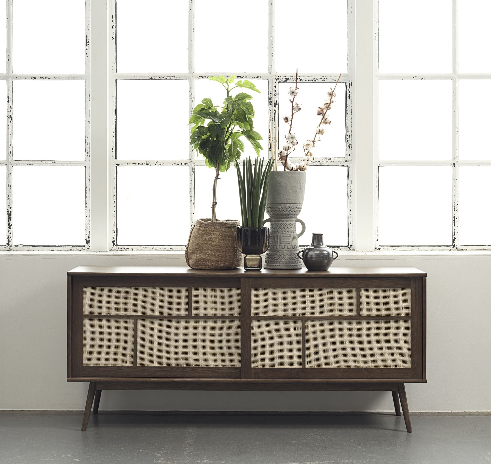 Yuma sk�nk i smoked oak med rotting detaljer, skjutd�rrar