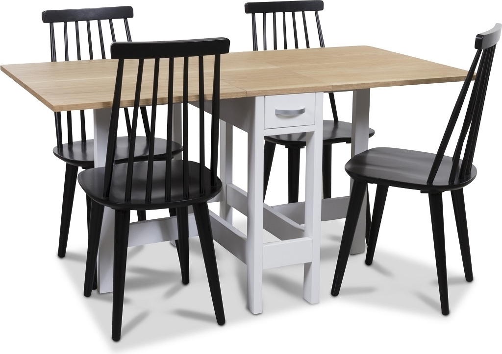 Signum matgrupp Slagbord vit/ek med 4 st svarta Dalsland pinnstolar + 4.00 x Stolsdyna Signum matgrupp Slagbord vit/ek med 4 st svarta Dalsland pinnstolar + 4.00 x Stolsdyna