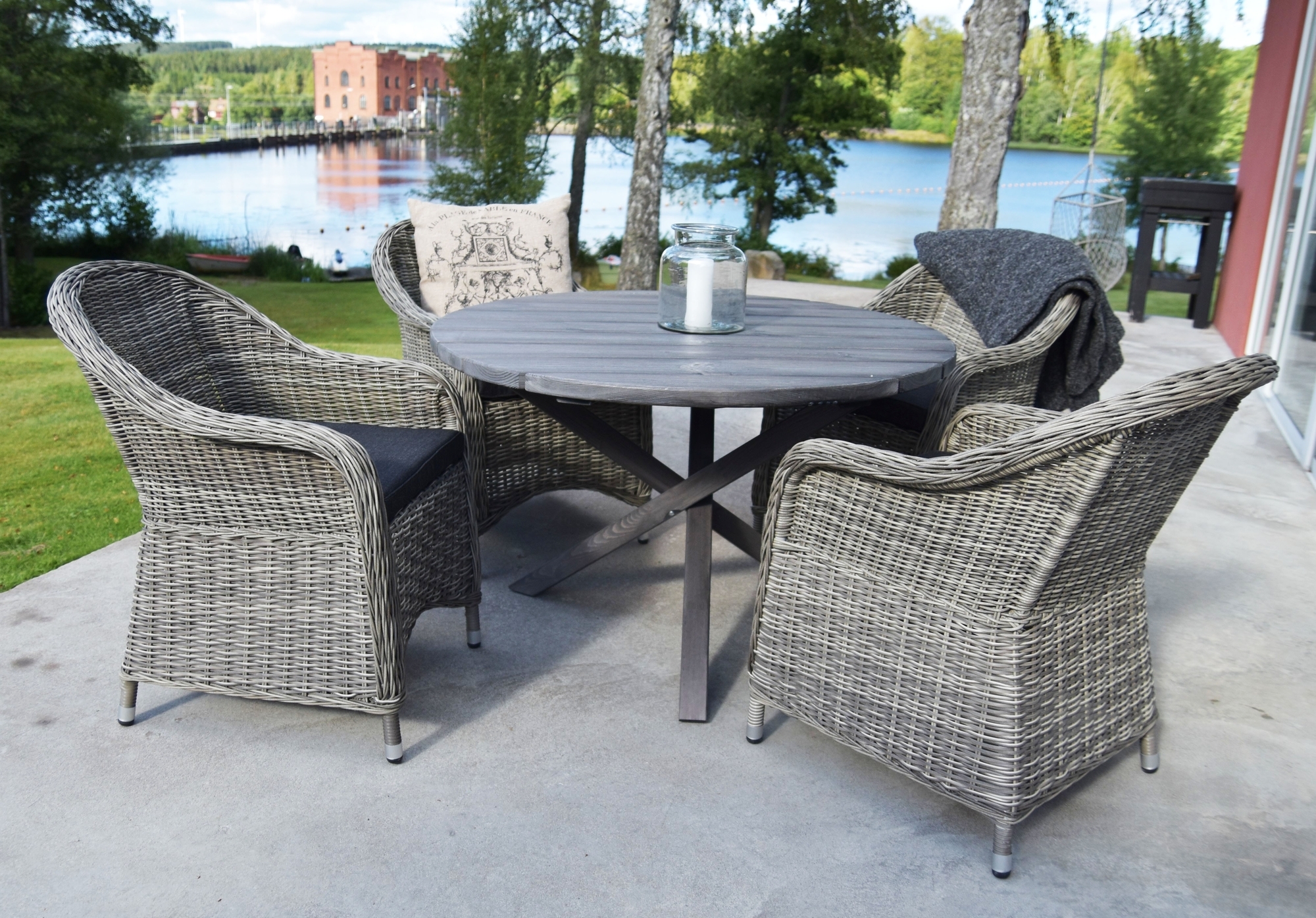 Matgrupp Mercury: Scottsdale runt bord inklusive 4 st Mercury f�t�ljer - Cement