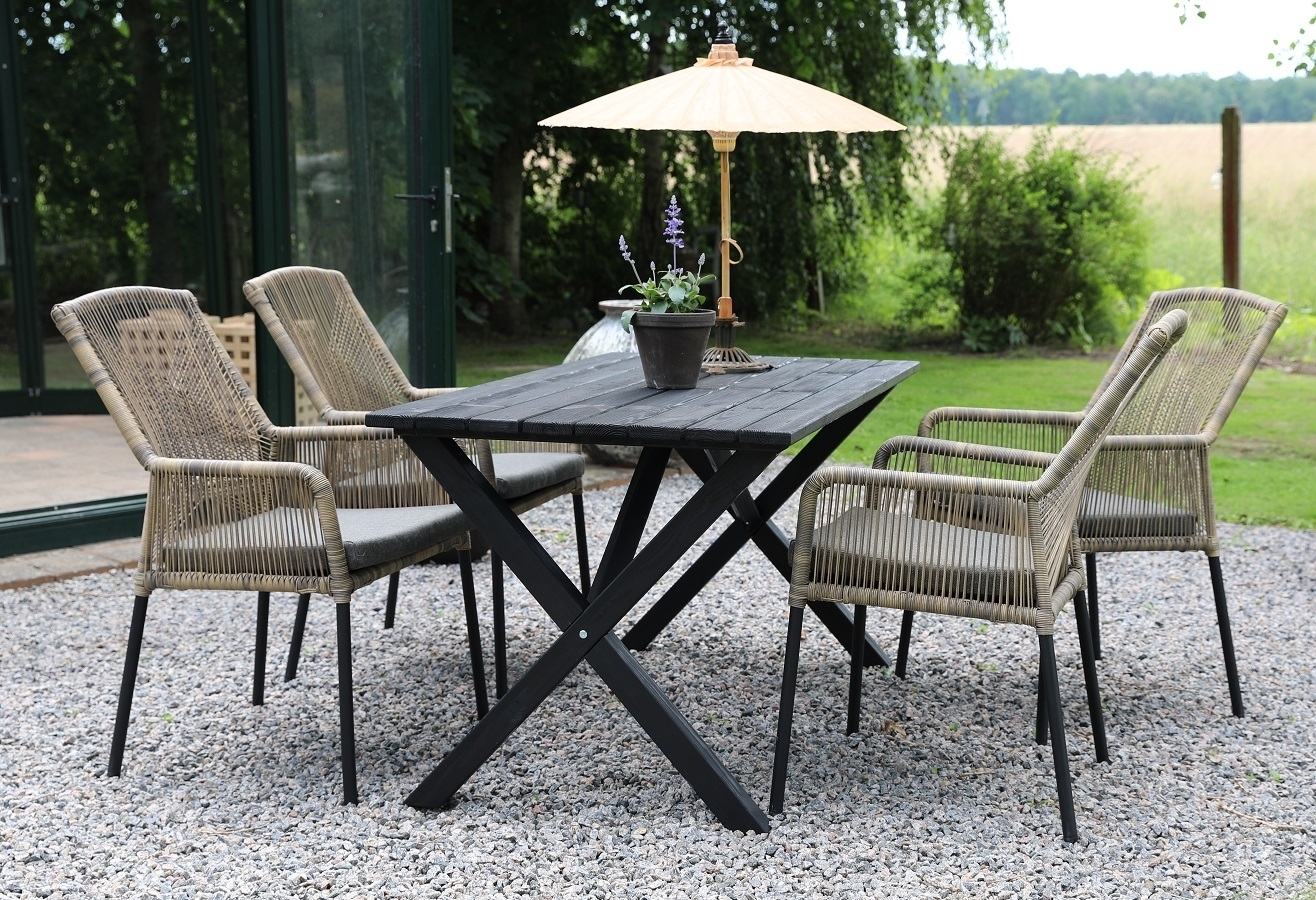 Utematgrupp; matbord med 4 st Ystad karmstolar - Svart/Beige