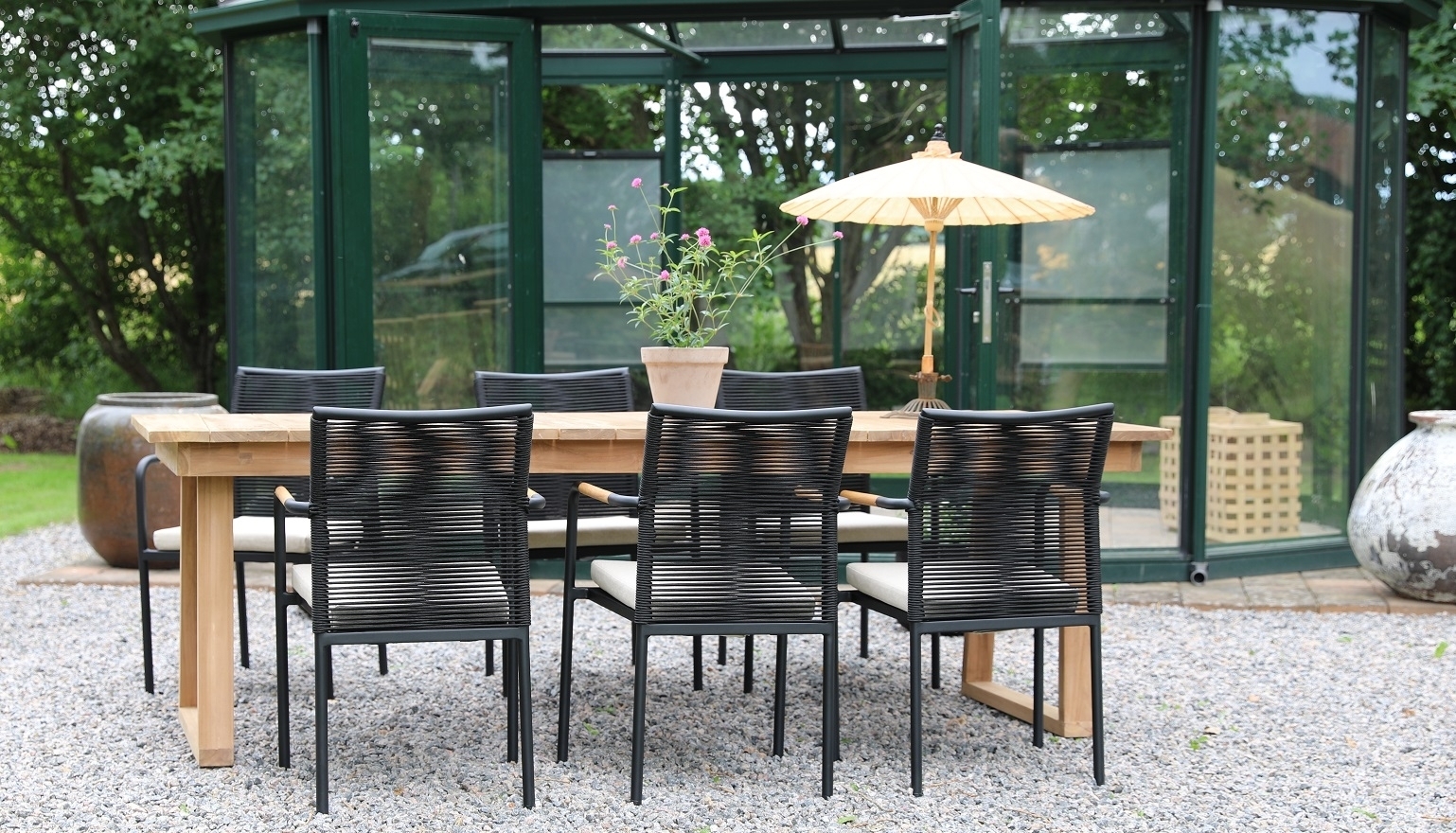 Salt� utematgrupp matbord 240x100 cm med 6 st Skan�r karmstolar - Teak/Svart