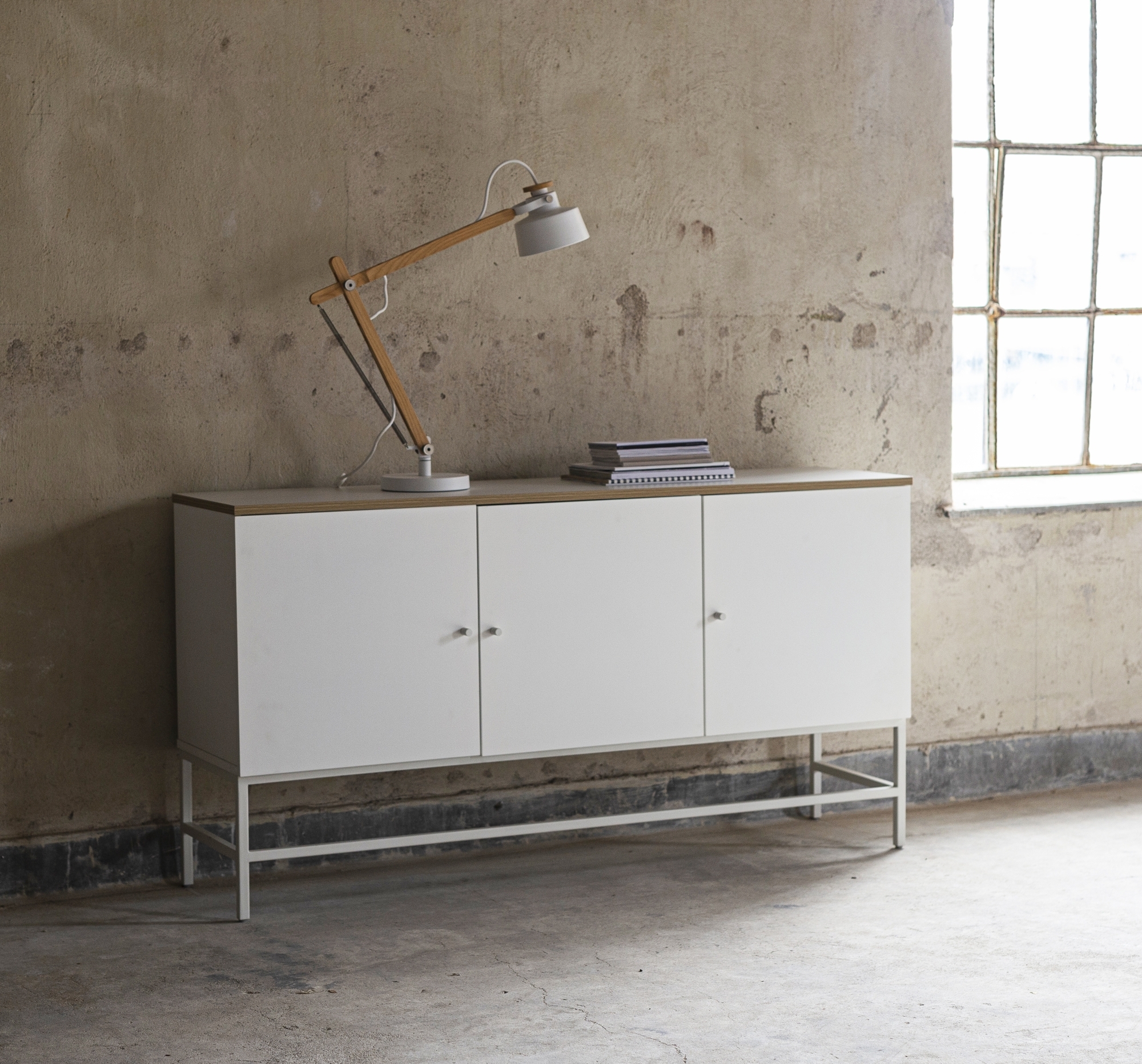 Edge sideboard - Vit h�gtryckslaminat (HPL) + M�beltassar