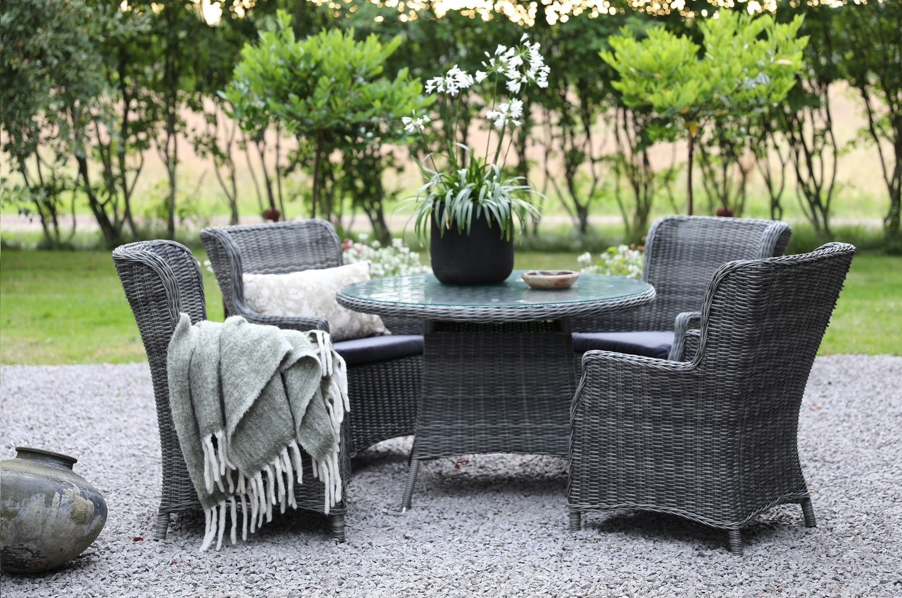 Utegrupp med runt bord och fyra f�t�ljer + Textilv�rd f�r m�bler