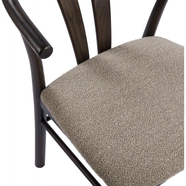 Jive brunbetsad matstol med dyna i beige bouclè Jive brunbetsad matstol med dyna i beige bouclè