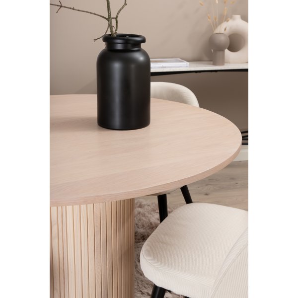 Bianca Matgrupp runt vitputsat matbord med 4 st Velvet gr�ddvit stolar