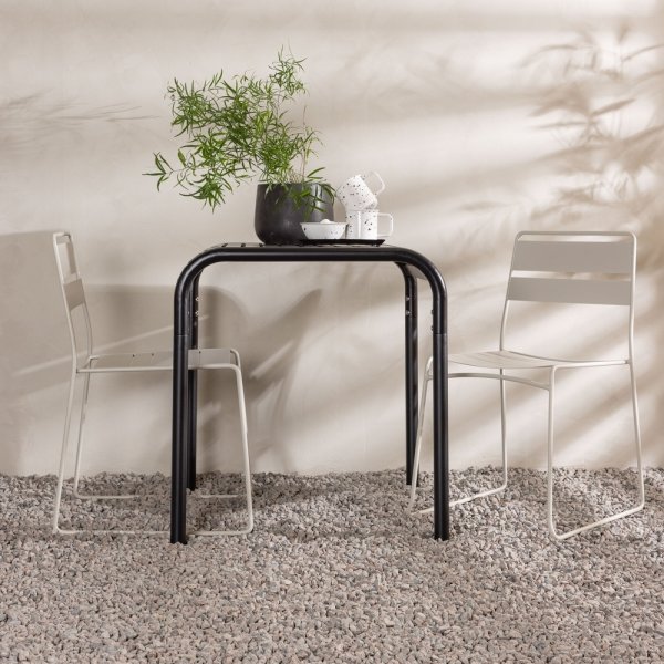 Borneo utematgrupp med 2 st Lina stolar - Beige/Svart