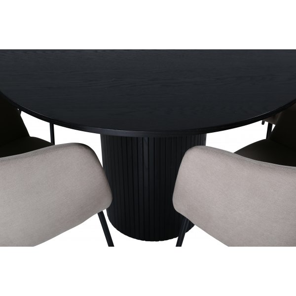 Bianca Matgrupp runt svart matbord med 4 st Berit beige stolar