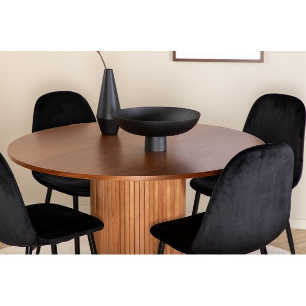 Bianca Matgrupp runt valnt matbord med 4 st Polar svart stolar