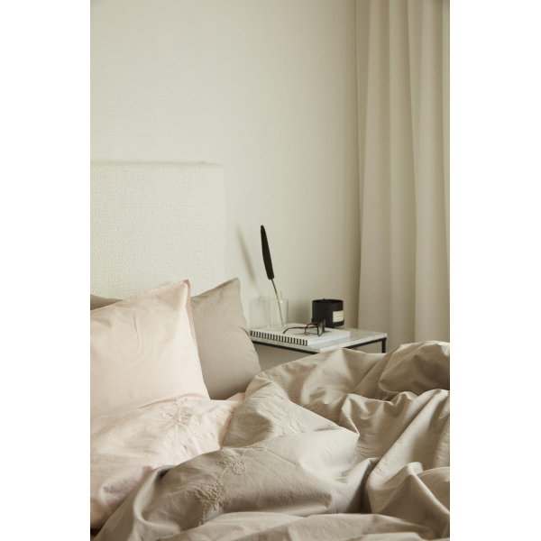 Parure de lit broderie Amie 150 x 210 cm - Rose clair Parure de lit broderie Amie 150 x 210 cm - Rose clair