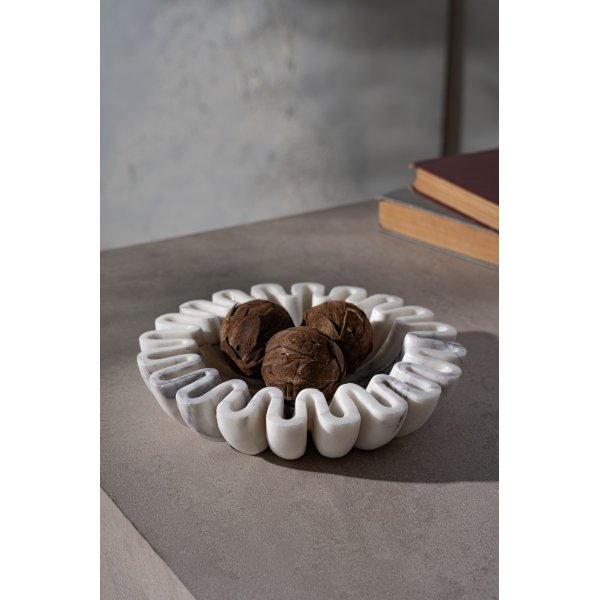 Skål med veckad kant i vit marmor från Sicilien Skål med veckad kant i vit marmor från Sicilien