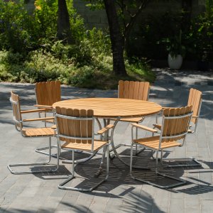 Möllan utegrupp i teak: 6 st karmstolar med matbord Ø130 cm Möllan utegrupp i teak: 6 st karmstolar med matbord Ø130 cm