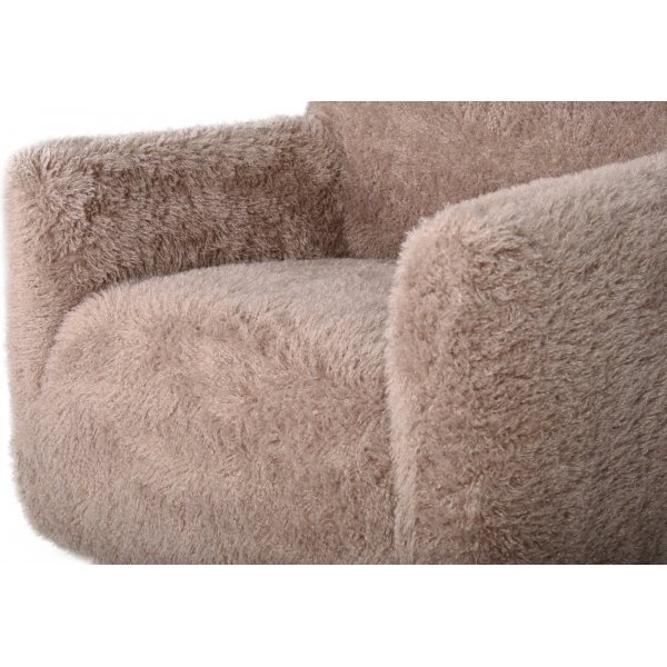 Fåtölj i fluffigt nougatfärgat tyg Fåtölj i fluffigt nougatfärgat tyg