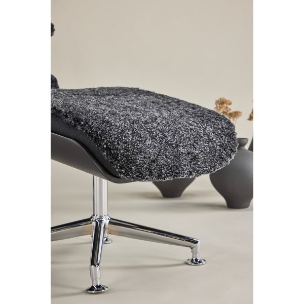 Ulla fåtölj med fotpall i fårskinn - Mörkgrå / Svartbets / Krom + Fläckborttagare för möbler Ulla fåtölj med fotpall i fårskinn - Mörkgrå / Svartbets / Krom + Fläckborttagare för möbler