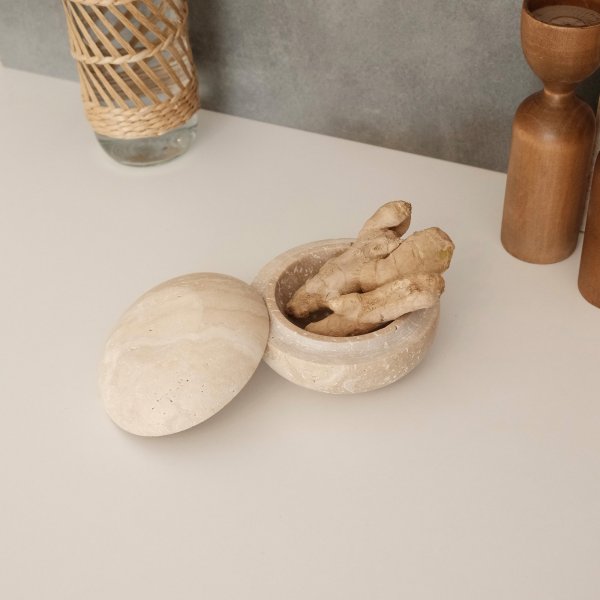 Skål med lock i beige Travertinmarmor Skål med lock i beige Travertinmarmor