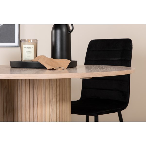 Bianca Matgrupp runt vitputsat matbord med 4 st Windu Lyx svart stolar