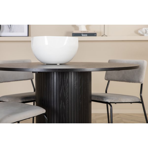 Bianca Matgrupp runt svart matbord med 4 st Kenth grå stolar Bianca Matgrupp runt svart matbord med 4 st Kenth grå stolar