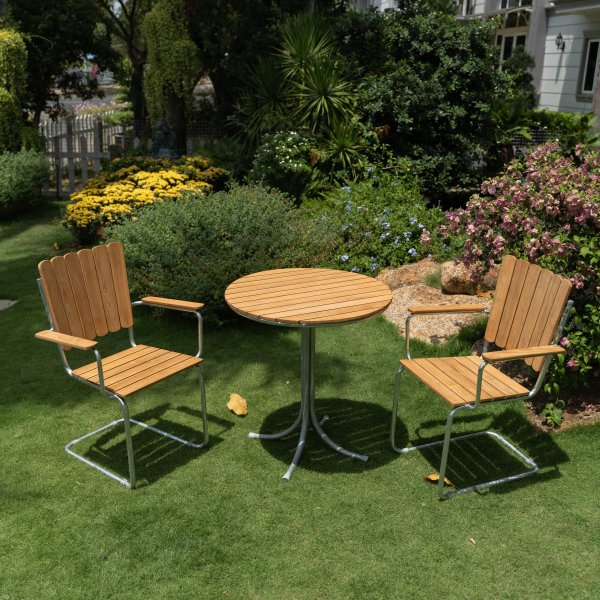 M�llan balkongset i teak: 2 st karmstolar med runt bord