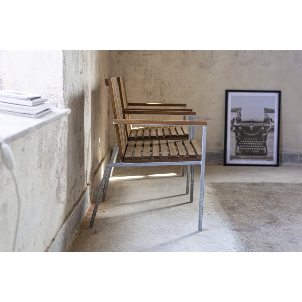 Alva utestol i galvaniserat stål och teak + Textilrengöring för möbler Alva utestol i galvaniserat stål och teak + Textilrengöring för möbler