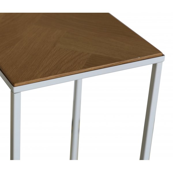 Revel vitt sängbord med fiskbens mönstrad ekskiva Revel vitt sängbord med fiskbens mönstrad ekskiva