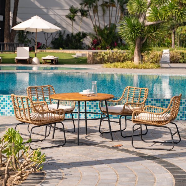 Sommar Utegrupp i konstrotting - Matgrupp med fyra karmstolar och bord