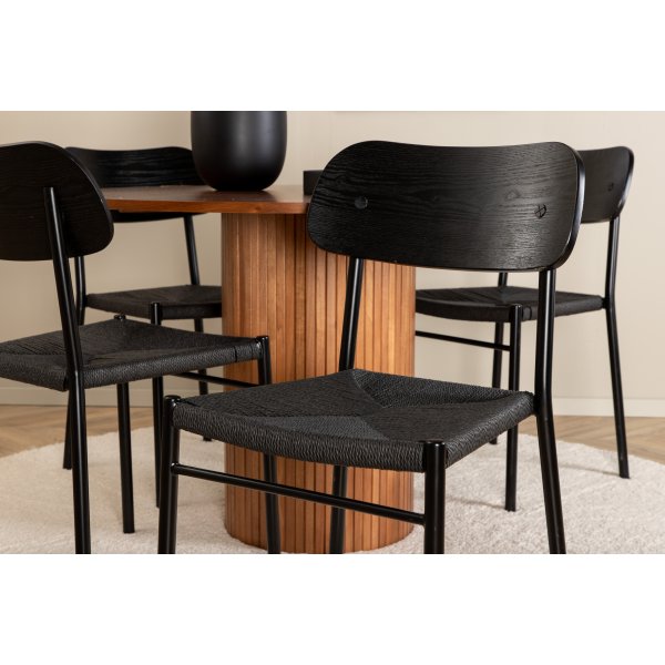 Bianca Matgrupp runt valnt matbord med 4 st Polly svart stolar