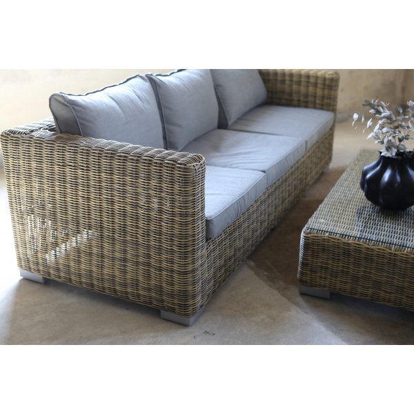 Bahamas utegrupp, Stor Soffa + 2 st fåtöljer + soffbord i konstrotting + Fläckborttagare för möbler Bahamas utegrupp, Stor Soffa + 2 st fåtöljer + soffbord i konstrotting + Fläckborttagare för möbler
