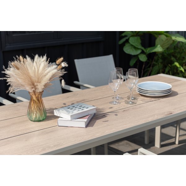Urbanite eetgroep met eettafel 207 cm en 6 stapelbare eetkamerstoelen - Beige Urbanite eetgroep met eettafel 207 cm en 6 stapelbare eetkamerstoelen - Beige